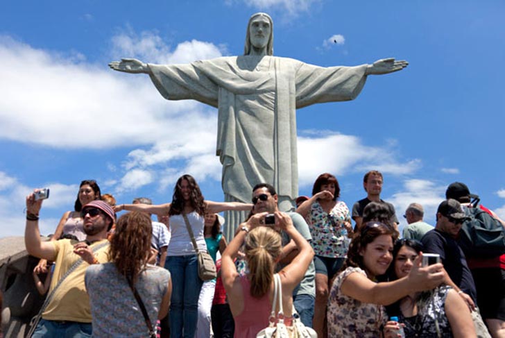 Turistas no Corcovado, no Rio, cidade brasileira mais visitada por viajantes internacionais