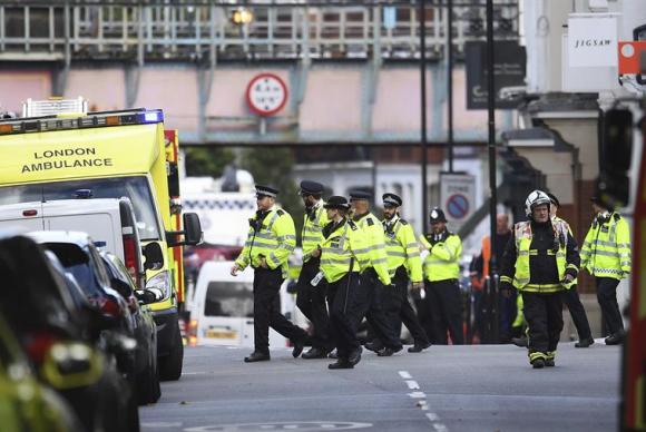 Polícia de Londres faz buscas no metrô