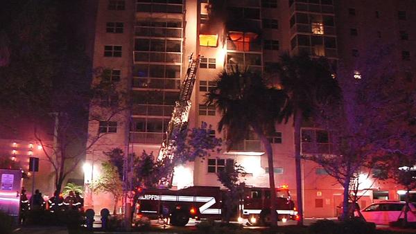 Incêndio teve início no sétimo andar do edifício FOTO Jim Donnelly Sunsentinel