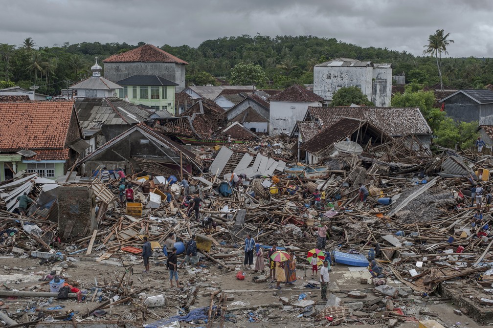 N mero de mortos ap s tsunami  na Indon sia chega a 373 