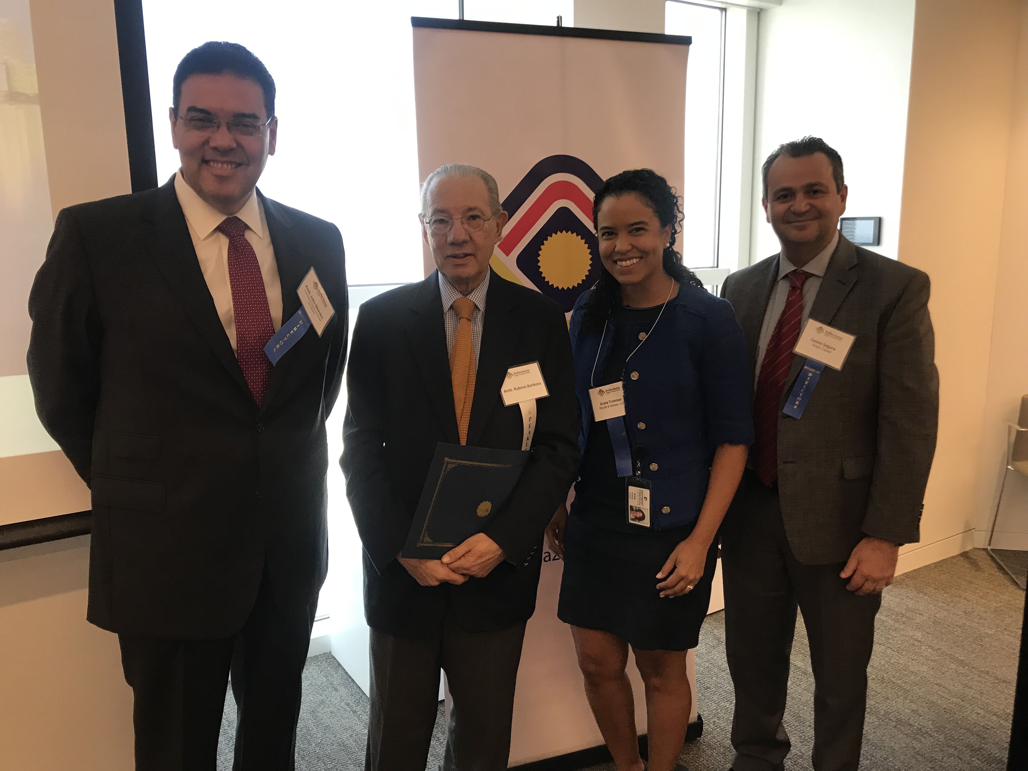 Embaixador João Mendes Pereira, consul geral do Brasil em Miami; palestrante e ex-embaixador Rubens Barbosa; Greta Trotman, partner Shutts, e Antonio Cássio Segura, presidente da BACCF (Foto: Mayra Souza)