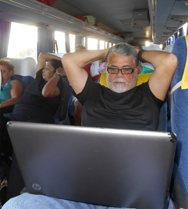 Chico Moura rodando de ônibus (Foto: chicomoura.com)