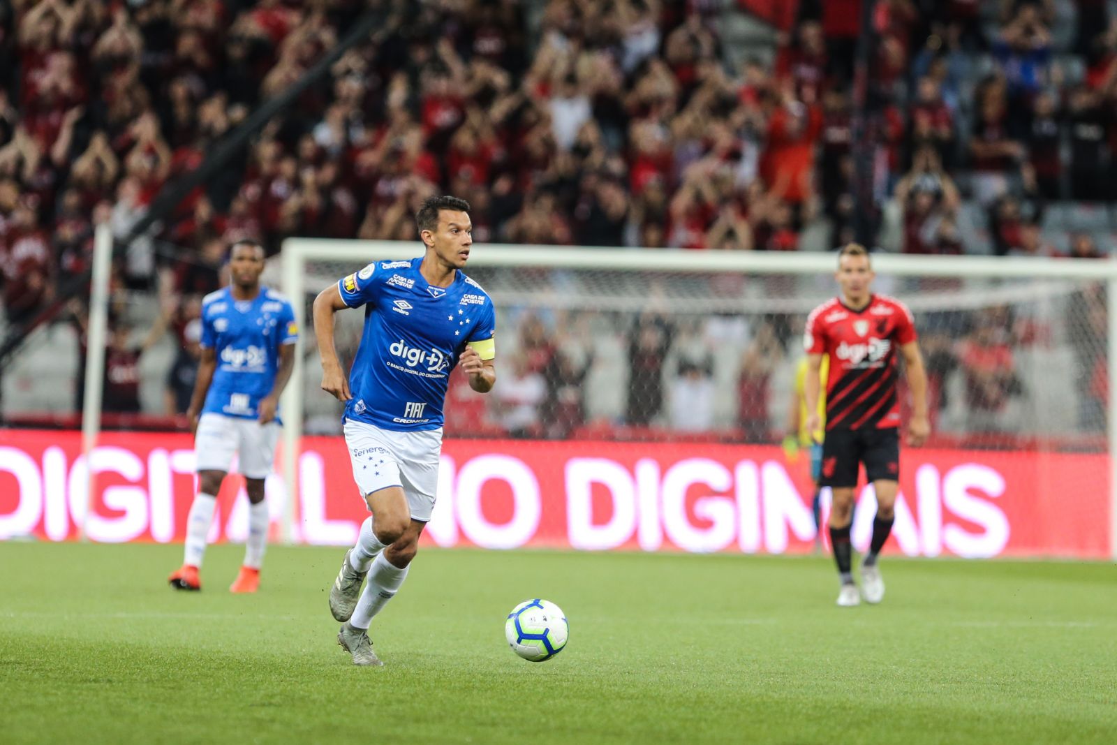 O capitão Henrique está ajudando o Cruzeiro a se livrar do Z4. (Foto: Cruzeiro oficial)