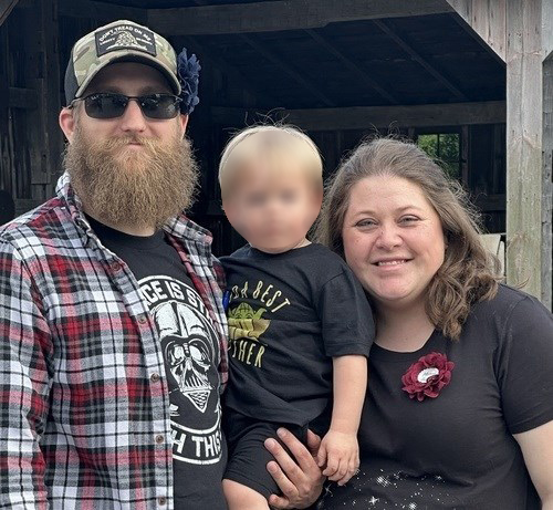 Laura Ilg com o marido e o filho de 2 anos (Foto: Norwalk Reflector)