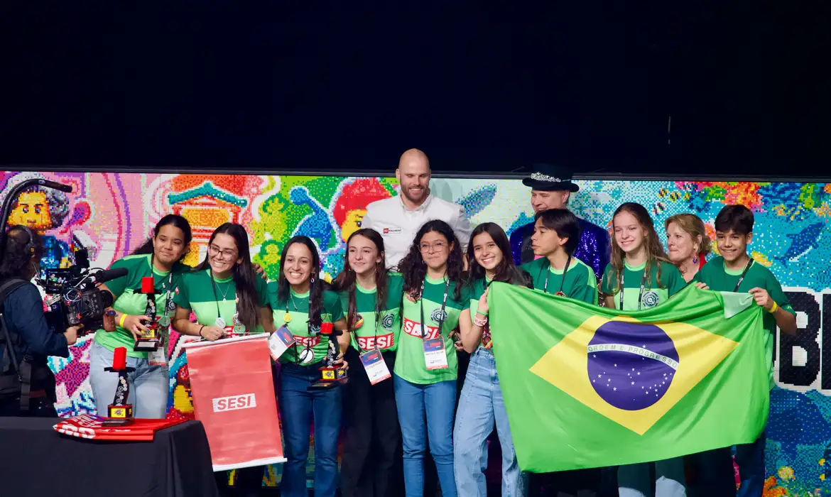 Estudantes brasileiros vencem campeonato Mundial de Robótica em Houston (TX)