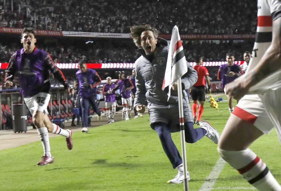 Apelidado de Zubeldía Alegria, o técnico argentino do Tricolor paulista vibrou com o segundo gol de Luciano (Foto: Rubens Chiri/SPFC)
