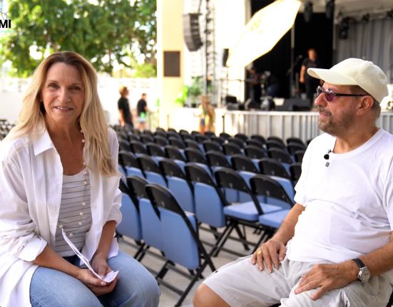 Maria do Carmo Fulfaro conversa com o cantor, instrumentista e compositor João Bosco no programa Maria in Miami