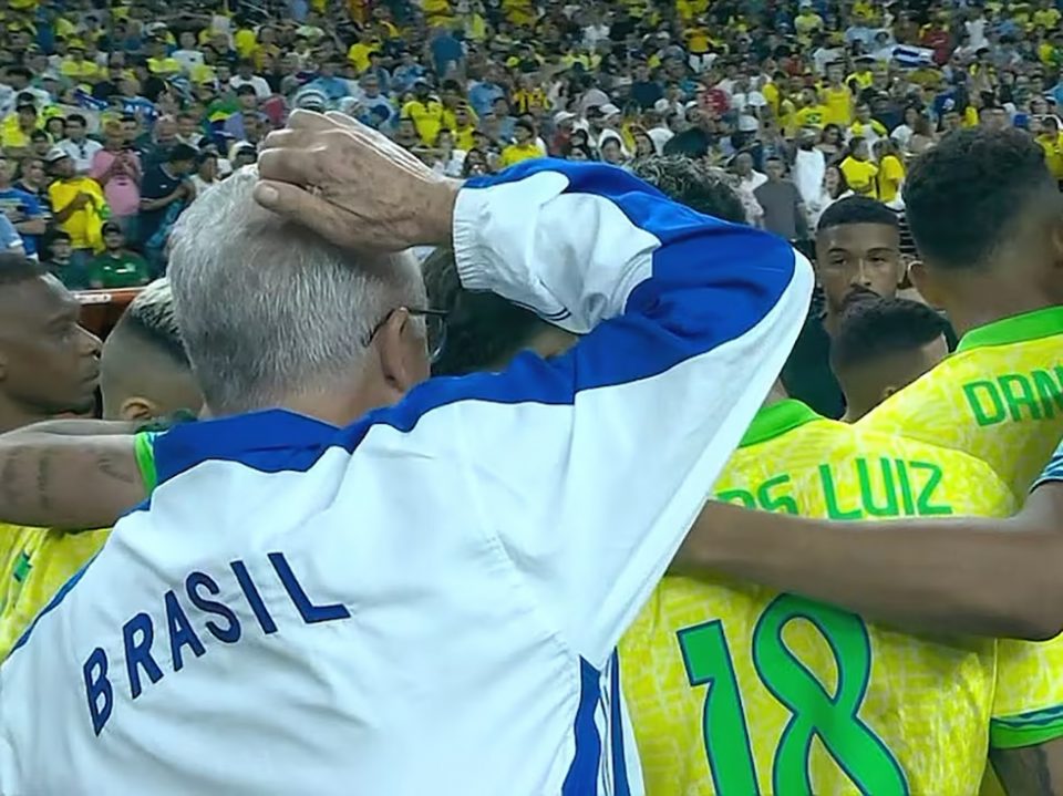 Dorival Junior ficou de fora da rodinha de jogadores, denotando sua falta de comando junto aos seus comandados (Foto: Reprodução Conmebol)