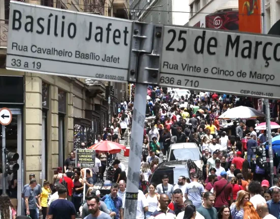 Flagrante da rua 25 de março uma das mais movimentadas da capital paulista, a cidade mais populosa so Brasil (Foto: Paulo Pinto/Agência Brasil)