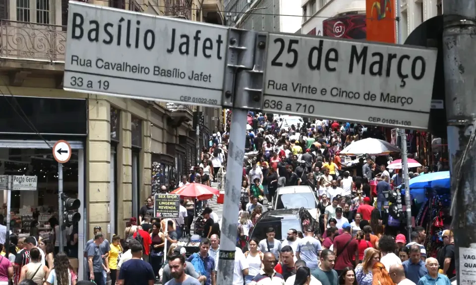 Flagrante da rua 25 de março uma das mais movimentadas da capital paulista, a cidade mais populosa so Brasil (Foto: Paulo Pinto/Agência Brasil)