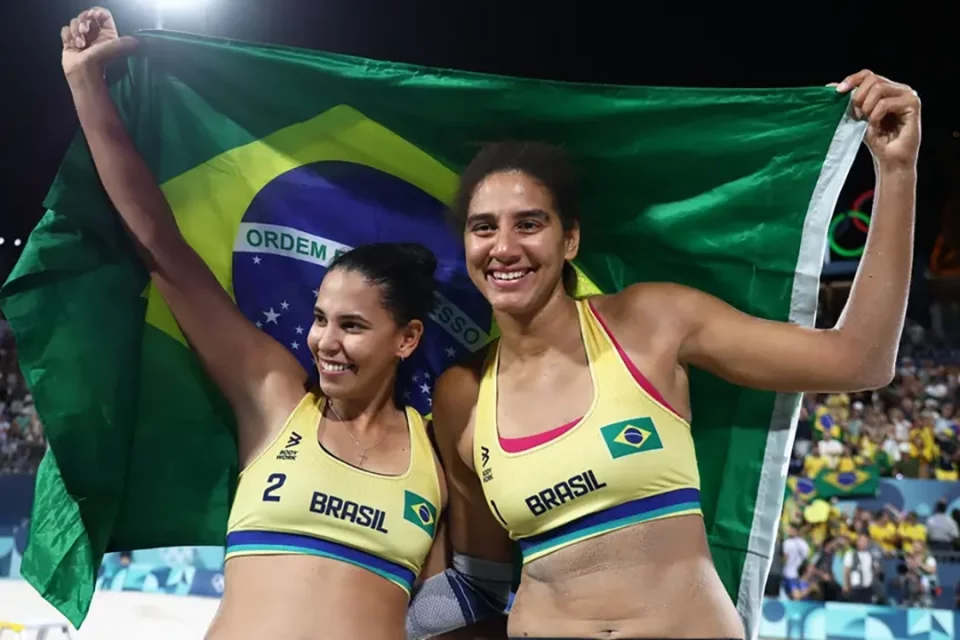 Campeãs olímpicas, Duda e Ana Patrícia foram as porta-bandeiras do Brasil na Cerimônia de Encerramento dos Jogos Paris 2024 (Foto: Luiza Moraes/COB)