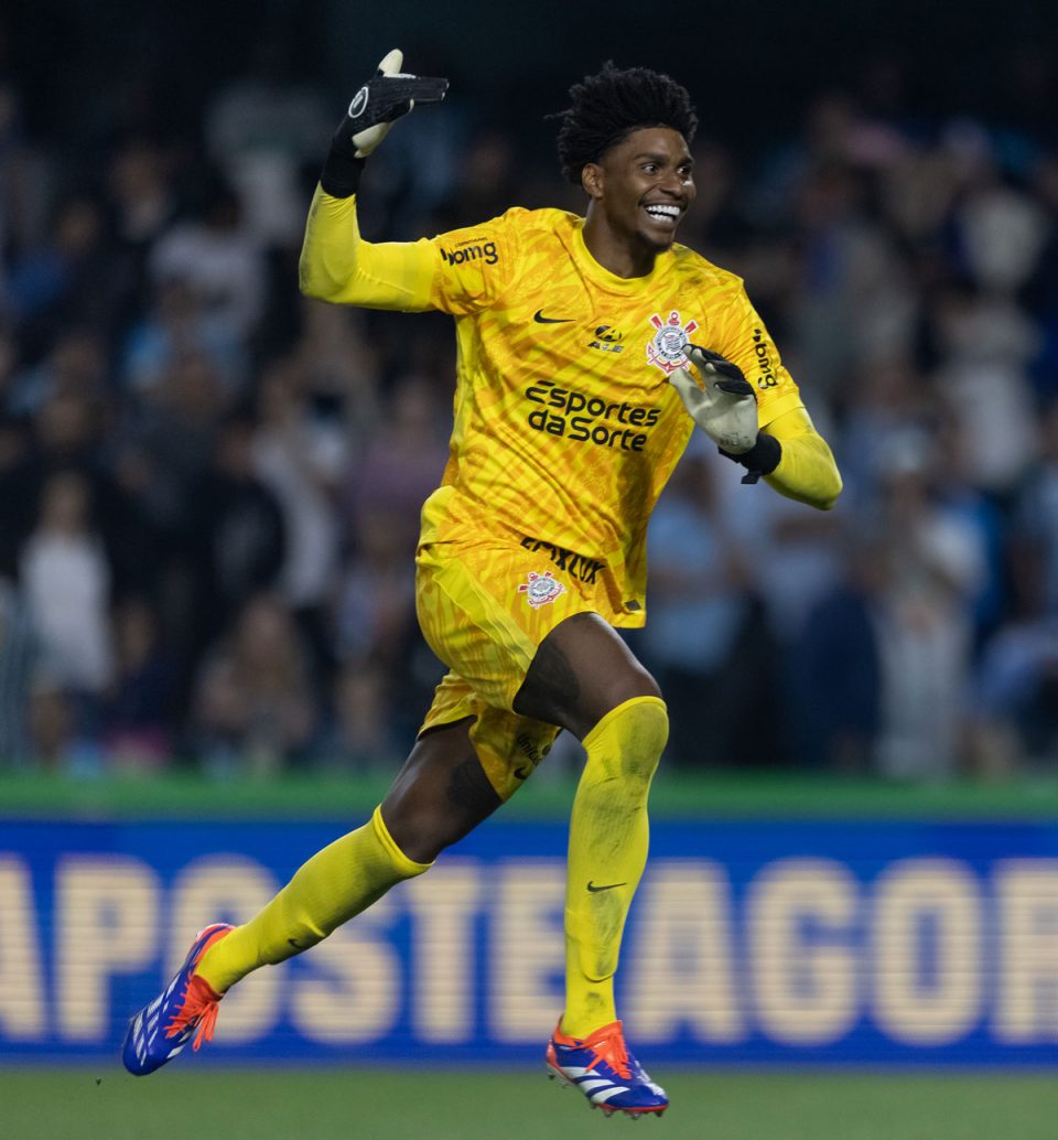 Hugo Souza foi um dos destaques do jogo em Curitiba (Foto: Rodrigo Coca/Agência Corinthians)