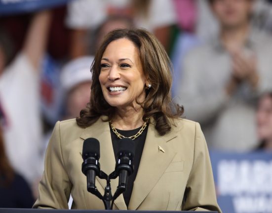 Pesquisa indica preferência de eleitores brasileiros por Kamala Harris (Foto: Gage Skidmore/Flickr)