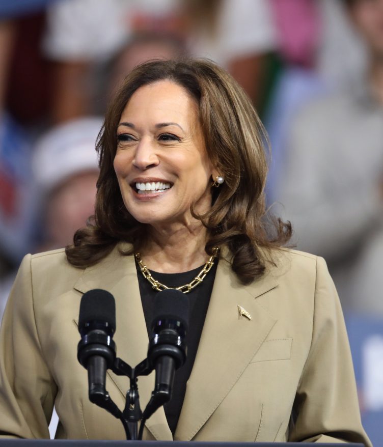 Pesquisa indica preferência de eleitores brasileiros por Kamala Harris (Foto: Gage Skidmore/Flickr)