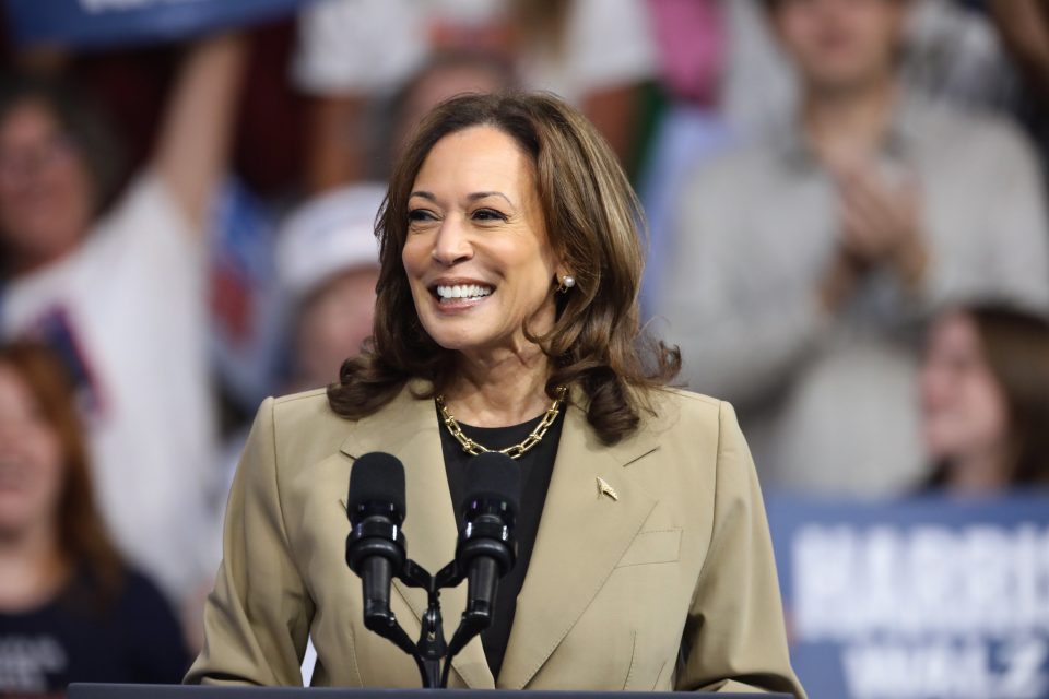 Pesquisa indica preferência de eleitores brasileiros por Kamala Harris (Foto: Gage Skidmore/Flickr)