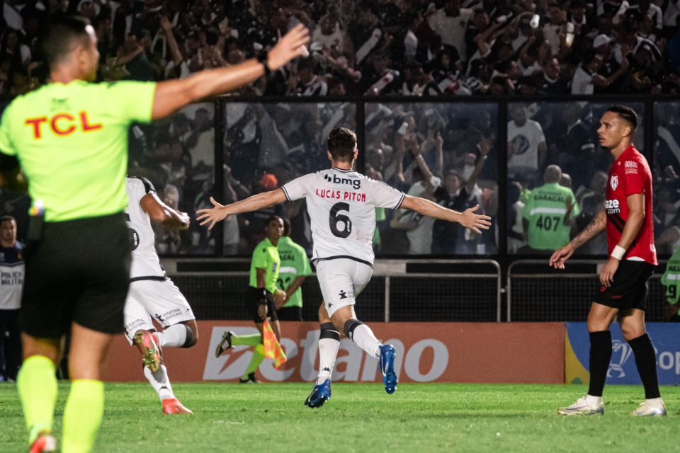 Lucas Piton comemora gol em São Januário (Foto: Leandro Amorim /Vasco.com.br)