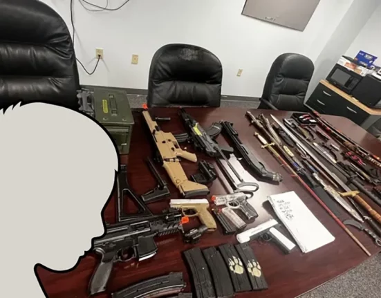 Arsenal encontrado na casa do menor de 11 anos acusado de perpetrar um atentado contra uma escola em Port Orange (Foto: Delegacia de Polícia do xerife de Volusia)