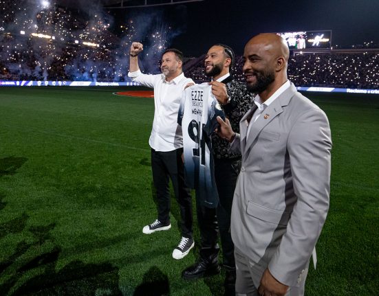 Memphis Depay é apresentado à torcida corintiana antes da partida com o Juventude, ao lado do presidente Augusto Melo e do diretor de futebol Fabinho Soldado (Foto: Rodrigo Coca/Agência Corinthians)