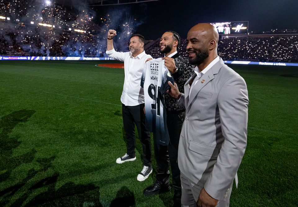 Memphis Depay é apresentado à torcida corintiana antes da partida com o Juventude, ao lado do presidente Augusto Melo e do diretor de futebol Fabinho Soldado (Foto: Rodrigo Coca/Agência Corinthians)