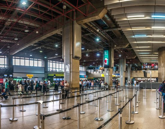 Defensoria Pública da União evita deportação de imigrantes ilegais no Aeroporto Internacional de Guarulhos em São Paulo (Foto: Wikimedia Commons)