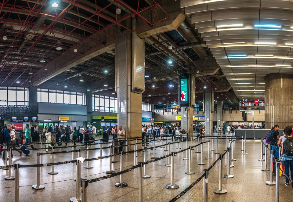 Defensoria Pública da União evita deportação de imigrantes ilegais no Aeroporto Internacional de Guarulhos em São Paulo (Foto: Wikimedia Commons)