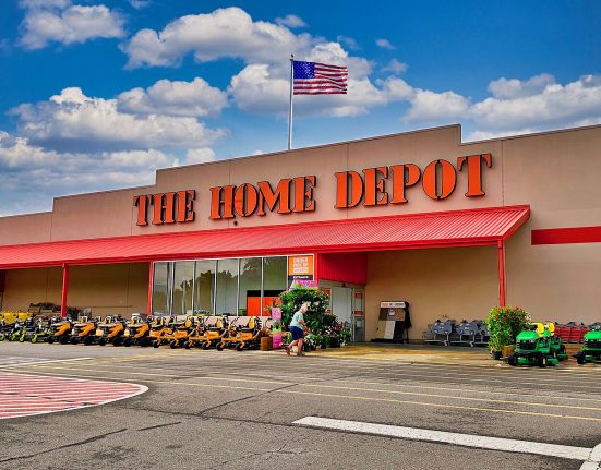 A Home Depot concordou com um acordo de quase $2 milhões em um caso onde se alegou ter cobrado demais dos clientes, superfaturando mais por itens no caixa do que os preços anunciados (Foto: Harrison Keely/Wikimedia)