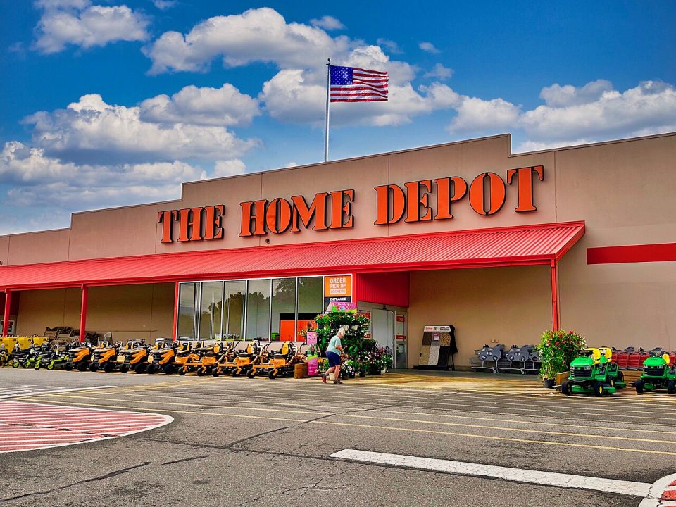 A Home Depot concordou com um acordo de quase $2 milhões em um caso onde se alegou ter cobrado demais dos clientes, superfaturando mais por itens no caixa do que os preços anunciados (Foto: Harrison Keely/Wikimedia)