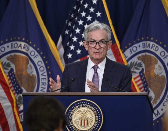 O presidente do Fed, Jay Powell, disse recentemente que o Fed "fará tudo o que puder para apoiar um mercado de trabalho forte à medida que avançamos em direção à estabilidade de preços" (Foto: Federal REserve/Flickr)