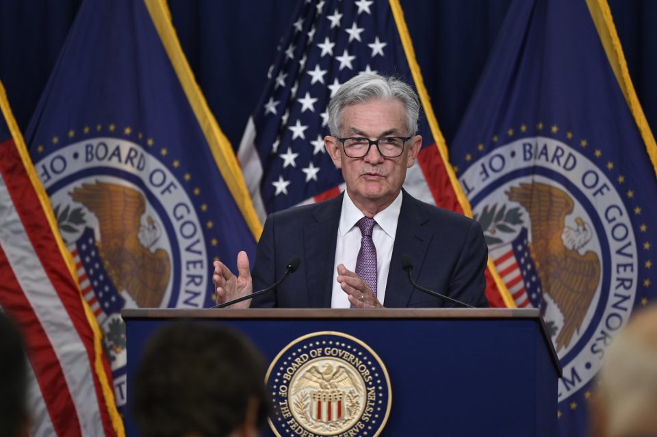 O presidente do Fed, Jay Powell, disse recentemente que o Fed "fará tudo o que puder para apoiar um mercado de trabalho forte à medida que avançamos em direção à estabilidade de preços" (Foto: Federal REserve/Flickr)