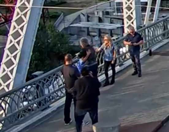 Roqueiro Bon Jovi ajuda mulher em crise em ponte de Nashville durante gravação de clipe novo (Foto: Instagram)