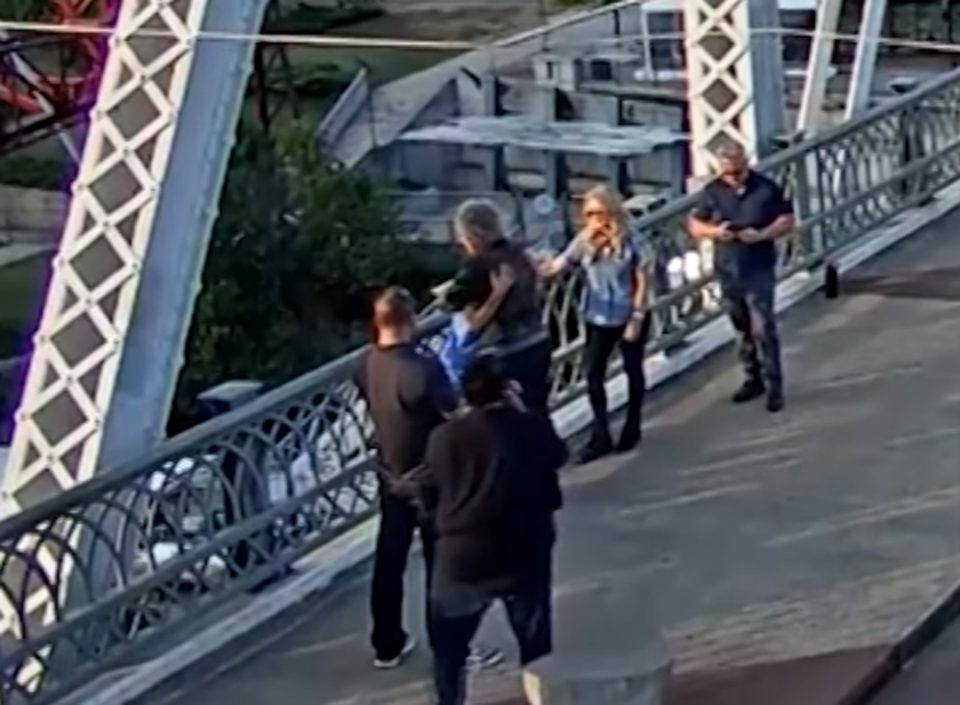 Roqueiro Bon Jovi ajuda mulher em crise em ponte de Nashville durante gravação de clipe novo (Foto: Instagram)