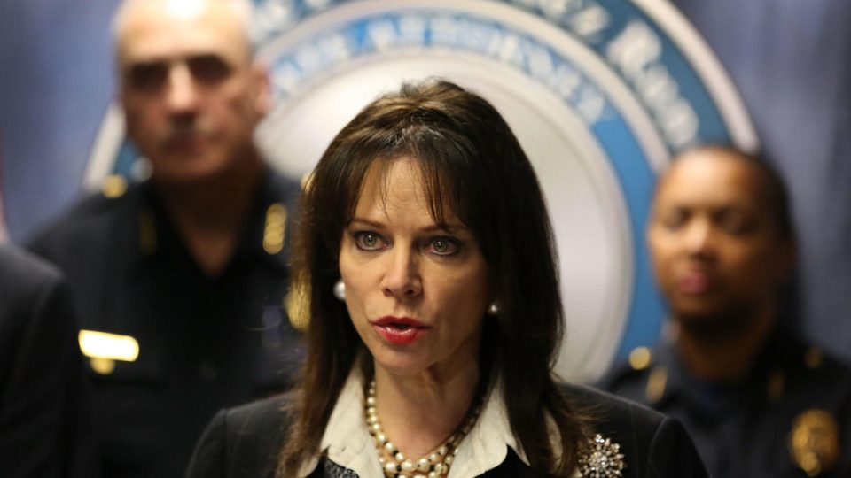 Katherine Fernandez Rundle elogiou a ação dos agentes da lei que prenderam predadores sexuais de menores (Foto: CBS Miami/Reprodução)