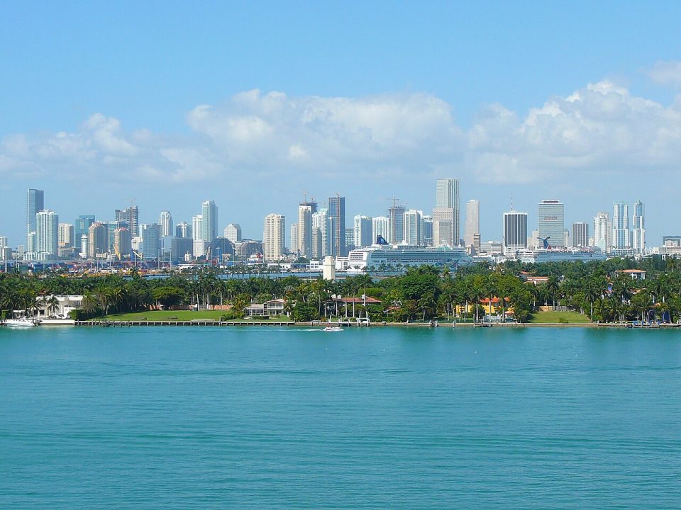 Adriana Vieira morreu no final de semana passada (21-22) depois de participar de uma festa a bordo de um barco que saiu de uma marina de Miami (Foto: Wikimedia)