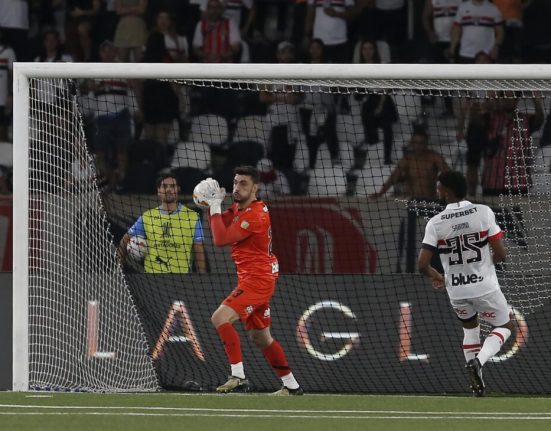 A má pontaria dos atacantes do Botafogo, as traves e a boa atuação do goleiro Rafael garantiram o empate sem gols no Rio de Janeiro (Foto: Rubens Chiri/SPFC)