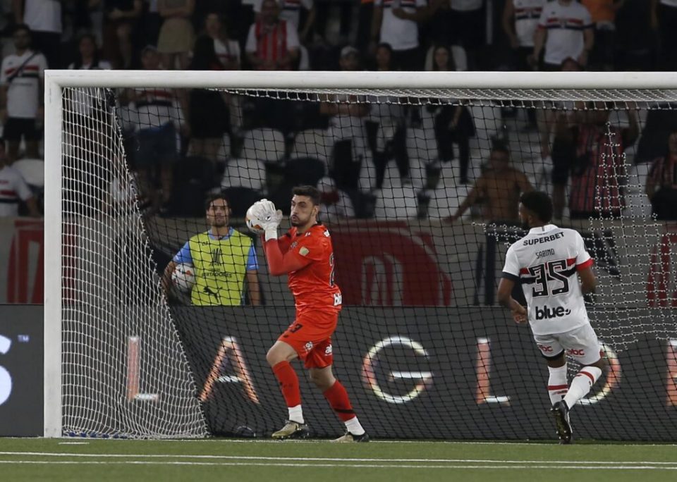 A má pontaria dos atacantes do Botafogo, as traves e a boa atuação do goleiro Rafael garantiram o empate sem gols no Rio de Janeiro (Foto: Rubens Chiri/SPFC)