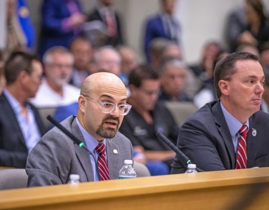 Deputado Tom Fabricio (esquerda) chama as altas taxas de manutenção dos condomínios da Flórida de um dos maiores problemas do estado (Foto: Florida Politics)