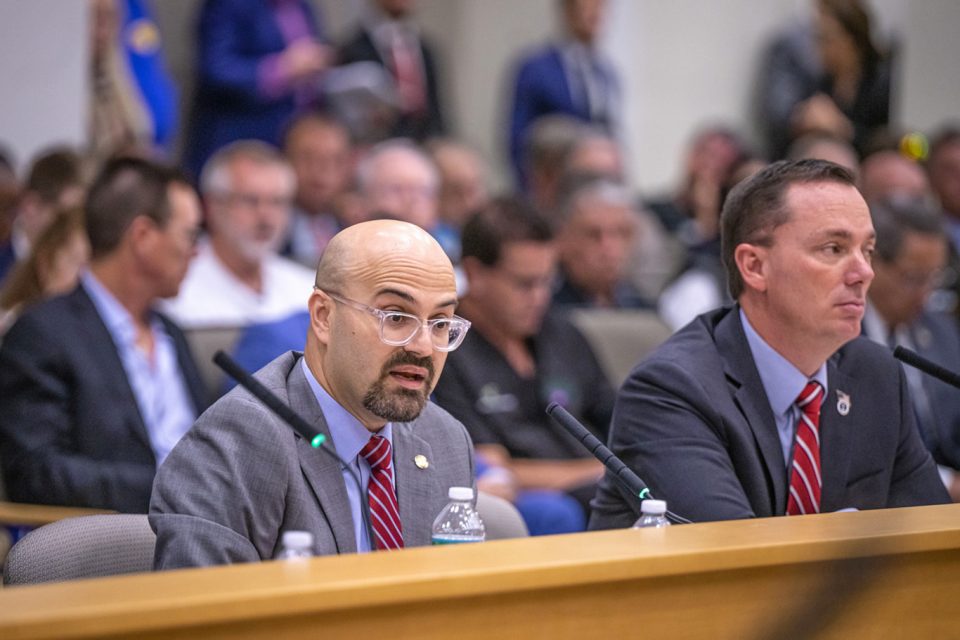 Deputado Tom Fabricio (esquerda) chama as altas taxas de manutenção dos condomínios da Flórida de um dos maiores problemas do estado (Foto: Florida Politics)