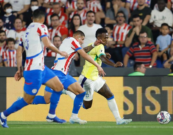 Vinicius Jr. se esforçou, mas, não conseguiu superar a marcação dos paraguaios (Foto: Rafael Ribeiro/CBF)