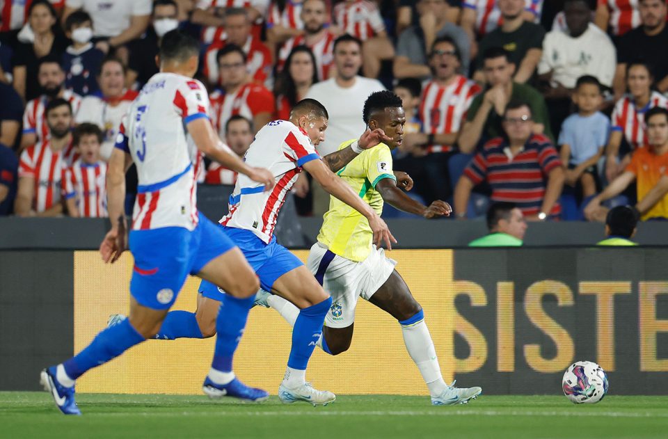 Vinicius Jr. se esforçou, mas, não conseguiu superar a marcação dos paraguaios (Foto: Rafael Ribeiro/CBF)