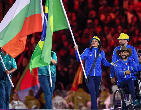 Carol Santiago e Fernando Rufino desfilam com bandeira do Brasil na cerimônia de encerramento dos Jogos Paralímpicos de Paris 2024 (Foto: Wander Roberto/CPB)