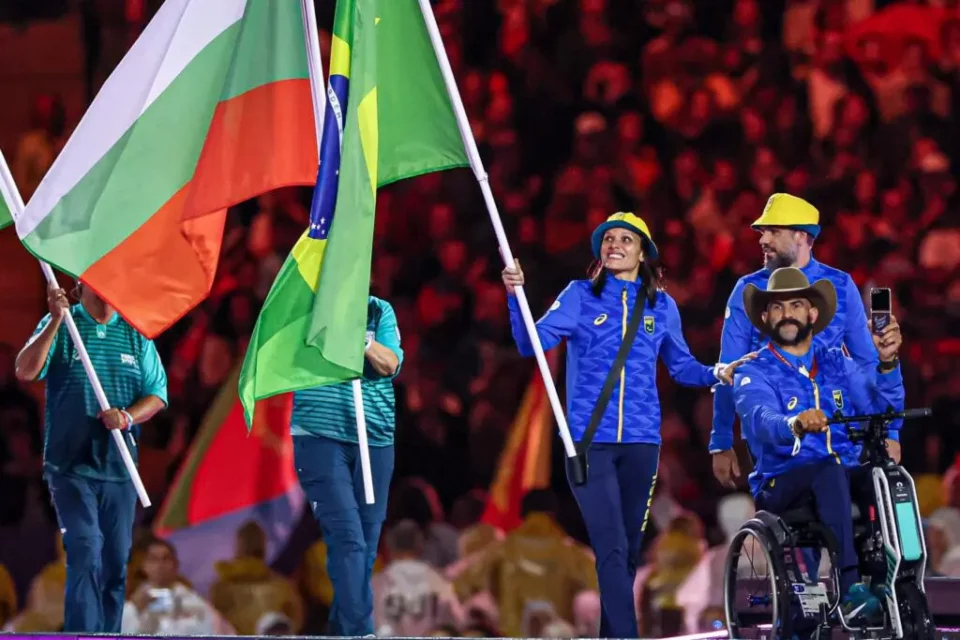 Carol Santiago e Fernando Rufino desfilam com bandeira do Brasil na cerimônia de encerramento dos Jogos Paralímpicos de Paris 2024 (Foto: Wander Roberto/CPB)