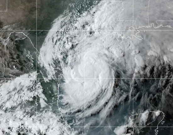 Francine perdeu força e se transformou em tempestade tropical, mas pode causar muitas chuvas na Flórida e em Alabama (Foto: NOAA)