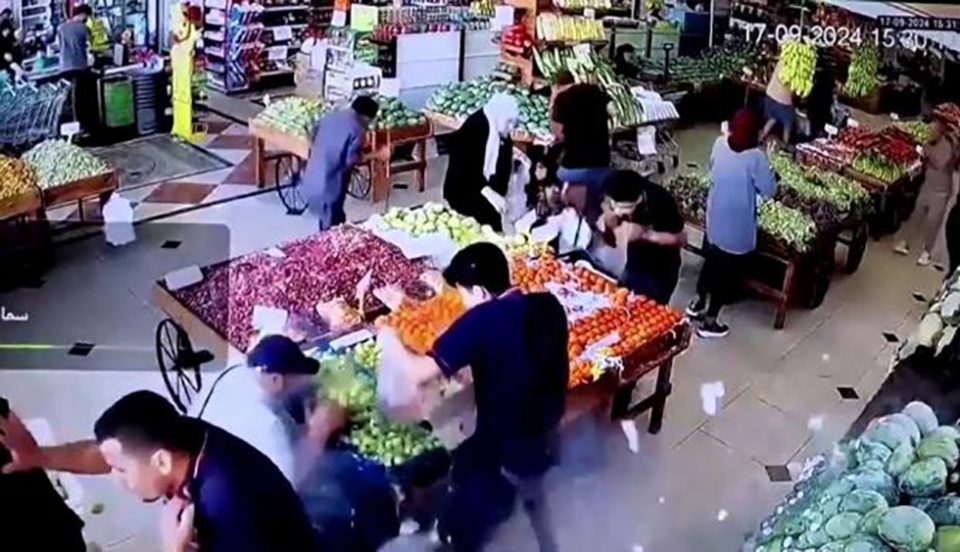 Pagers explodiram em um mercado no Líbano semeando o terror entre a população (Foto: YouTube)