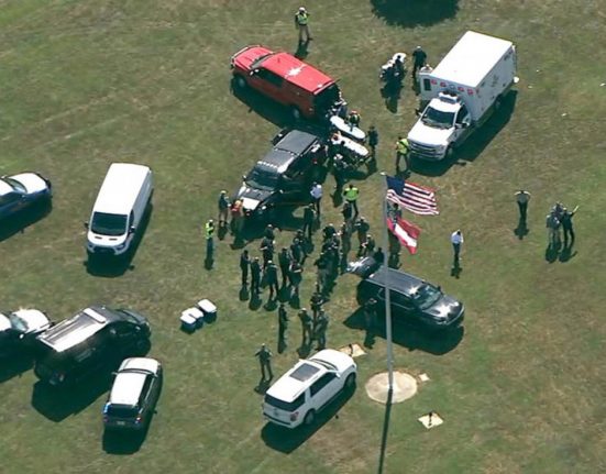 Policiais na Apalachee High School in Winder, Ga., depois de receber o chamado para conter o tiroteio na escola (Foto: WSB)