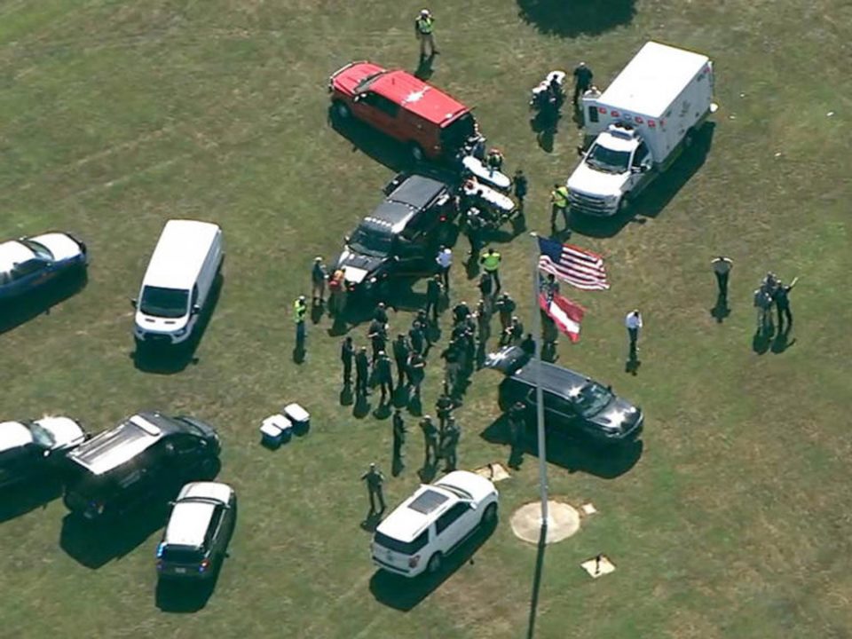 Policiais na Apalachee High School in Winder, Ga., depois de receber o chamado para conter o tiroteio na escola (Foto: WSB)