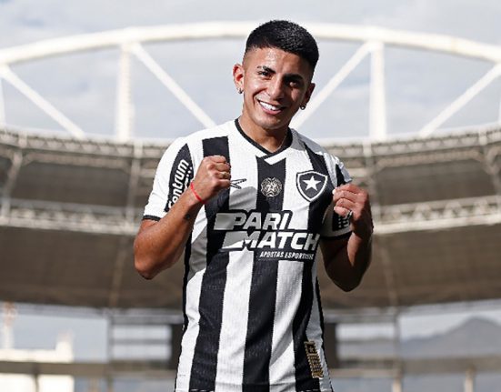 O meia-atacante argentino Thiago Almada fez o gol do Botafogo em Montevidéu na derrota para o Peñarol por 3 a 1, que garantiu a classificação do Fogão (Foto: Assesoria de Comunicação do Botafogo FR)