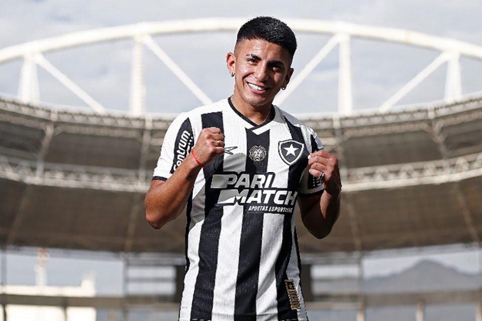 O meia-atacante argentino Thiago Almada fez o gol do Botafogo em Montevidéu na derrota para o Peñarol por 3 a 1, que garantiu a classificação do Fogão (Foto: Assesoria de Comunicação do Botafogo FR)