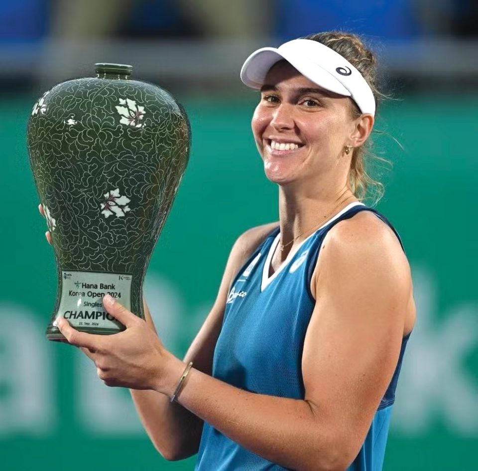 Bia Haddad com o troféu de campeã do WTA de Seul (Foto: Instagram)