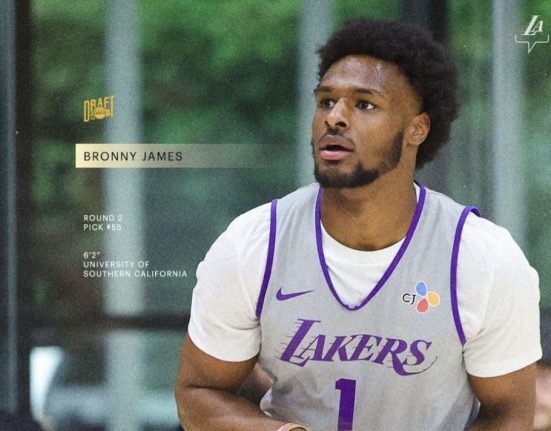 Bronny James estreia na quadra com os Lakers ao lado do pai LeBron, marcando um momento histórico para a família e mostrando seu potencial como jogador na NBA. Foto: Site oficial do Lakers.