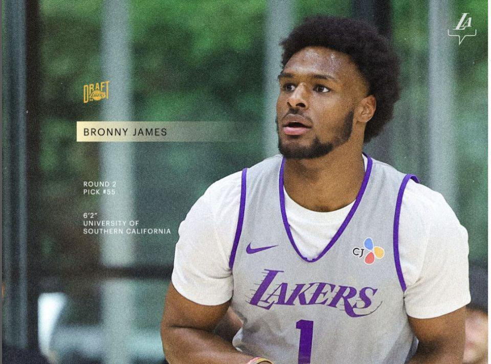 LeBron e seu filho Bronny James fazem história ao jogarem juntos pela primeira vez nos Lakers em partida de pré-temporada